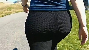 Sexy Milf S Velkým Zadkem Se Ukazuje Na Veřejnosti