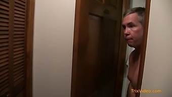 Encontro Sensual Com Sua Cunhada No Cenário Íntimo Do Banheiro E Do Quarto..