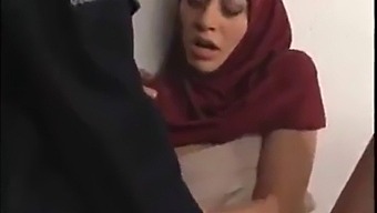 Una Milf Araba Con Grandi Tette Viene Scopata Da Un Ragazzo Nero