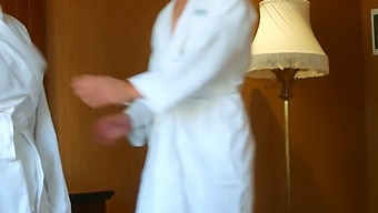 Dia Merayu Dan Melakukan Seks Yang Intens Dengan Seorang Gadis Di Sauna