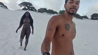Cobra Negra Emerge De Arena Húmeda Y Se Reproduce En El Culo De Mulato En El Video De Fernanda Chocolate & Joao The Naughty
