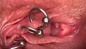 Intenso Primer Plano De Mi Coño Y Clítoris Perforados Mojándose Y Orinando Dentro