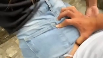 Νεαρό Κορίτσι Σχεδόν Εκτεθειμένο Κατά Τη Διάρκεια Του Σεξ Σε Έναν Δημοφιλή Τουριστικό Προορισμό - Συναρπαστική Υπαίθρια Συνάντηση.