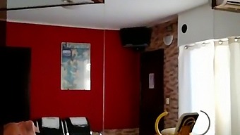 Moja Žena Nudi Zadovoljivo Spolno Srečanje Mladeniču Za Finančno Nadomestilo