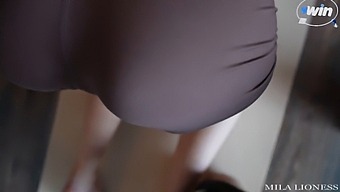 Orgasme Tidak Disengajakan Semasa Sesi Yoga Adik Tiri. Membawa Kepada Pancutan Air Mani Yang Intens Di Mukanya