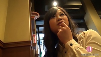 El Encanto Irresistible Y La Figura Voluptuosa De Momoko Hacen De Un Amante Perfecto