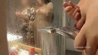 Macocha Natyka Się Na Niego W Łazience I Lubi Patrzeć, Jak Się Zaspokaja.