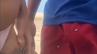 Me Follé A Un Chaval En La Playa Y Me Hizo Correrme.